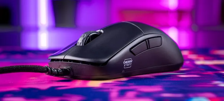 A Cherry Xtrfy az ultrakönnyű kínálatát a tömör héjú M42V2-vel bővíti