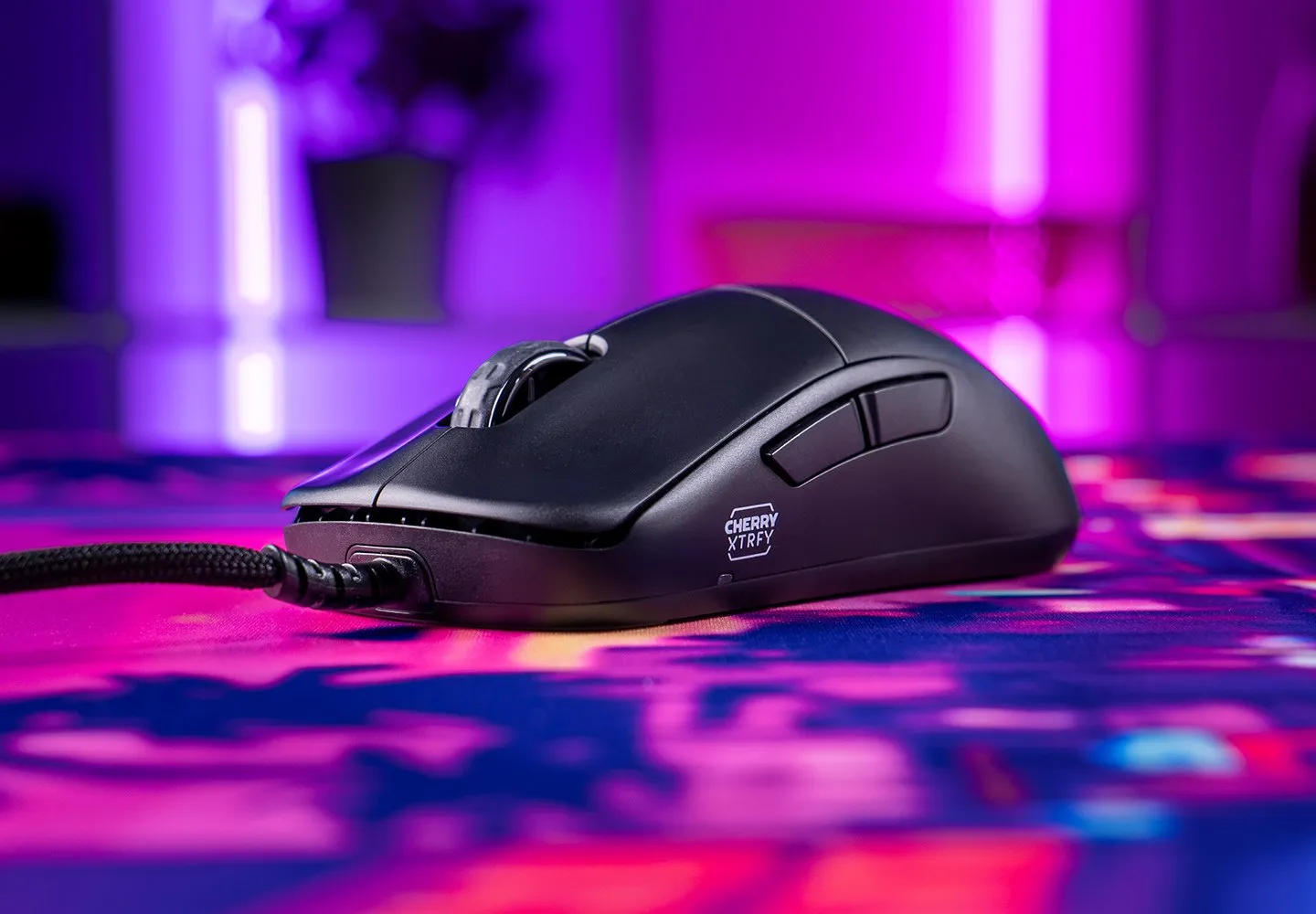 A Cherry Xtrfy az ultrakönnyű kínálatát a tömör héjú M42V2-vel bővíti