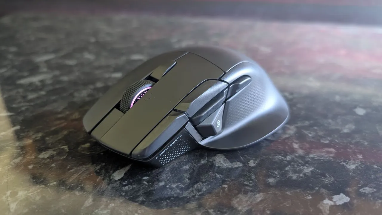 A Corsair Nightsword V2 Wireless fejlesztésnek tűnhetne, de hiányzik belőle az eredeti modell egyik legjobb tulajdonsága
