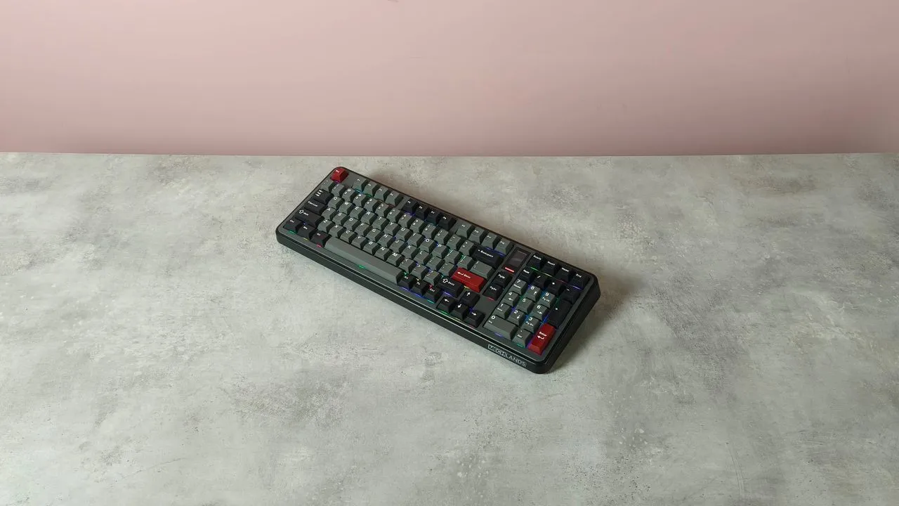 Ha olcsó mechanikus billentyűzetet keresel, ennél nehéz jobbat találni: kipróbáltam egy olcsó klaviatúrát, ami játékhoz és otthoni munkához is meggyőző - de a kompromisszumok látszanak