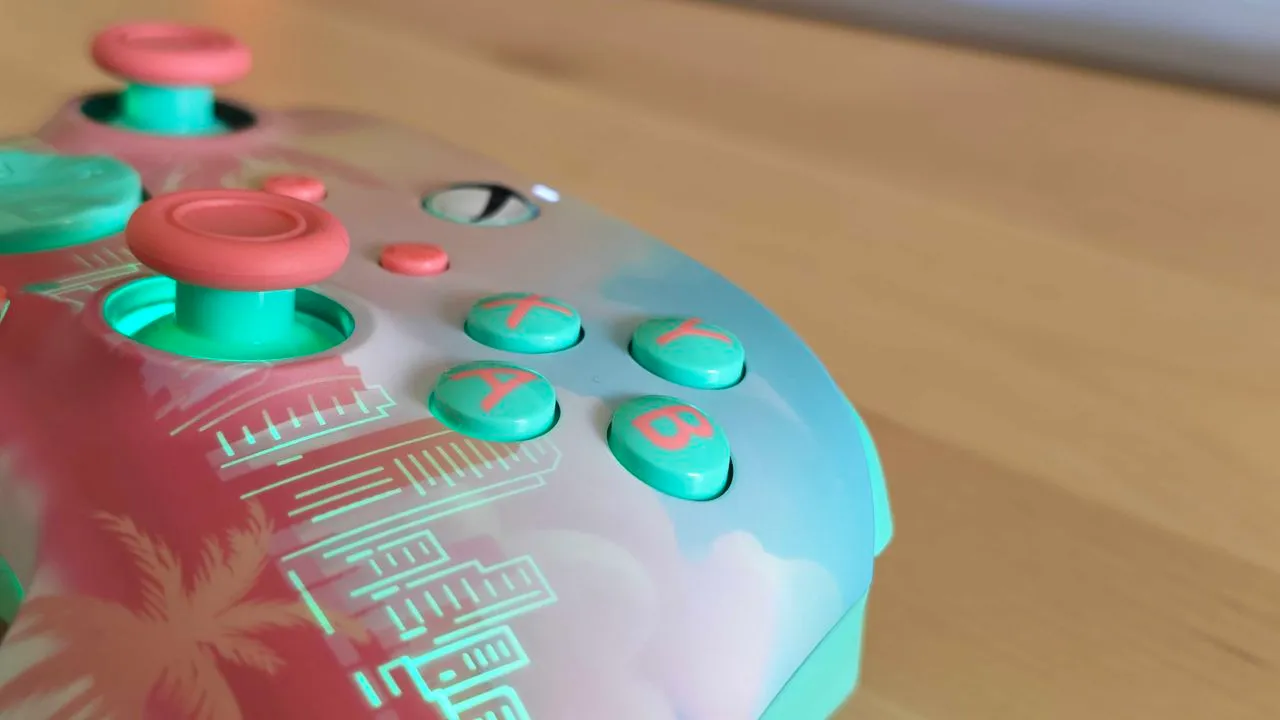 Teszteltem a Turtle Beach legújabb kontrollert, és GTA 6-hoz nehezen tudnék bármi mást elképzelni - világító városkép és trópusi hangulat, kell ennél több?