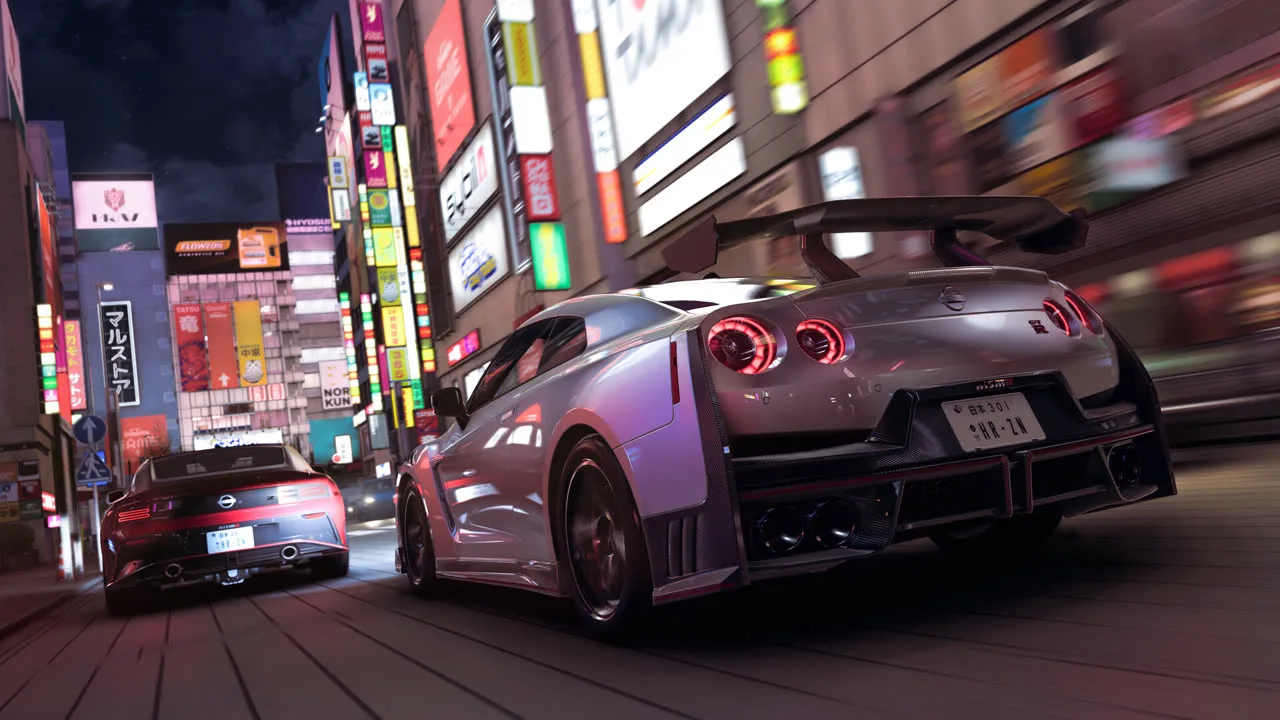 Ezüst Nissan GT-R egy piros sportautó mögött száguld Tokió neonreklámos éjszakai utcáján