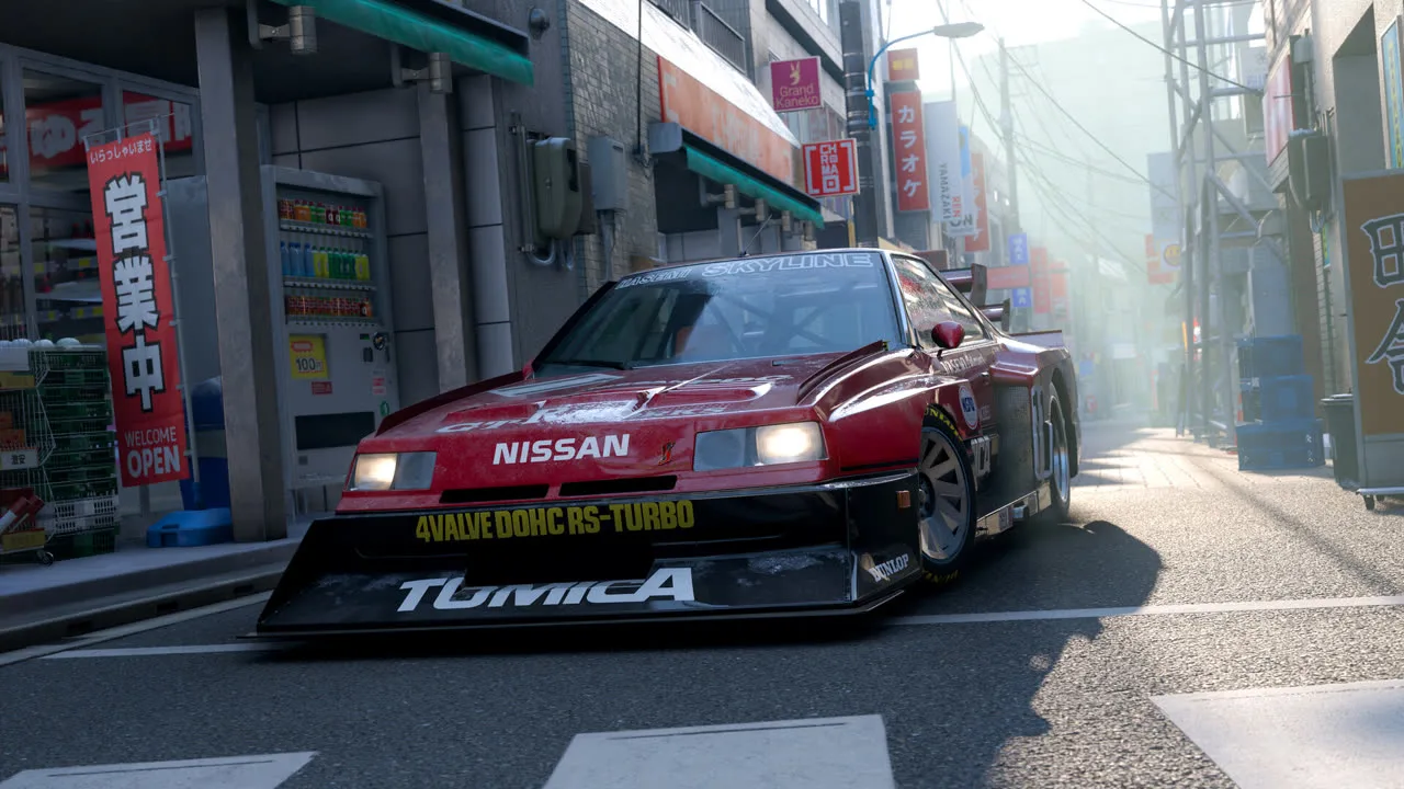 Piros Nissan Skyline versenyautó egy szűk japán utcában, kisbolt és italautomata előtt