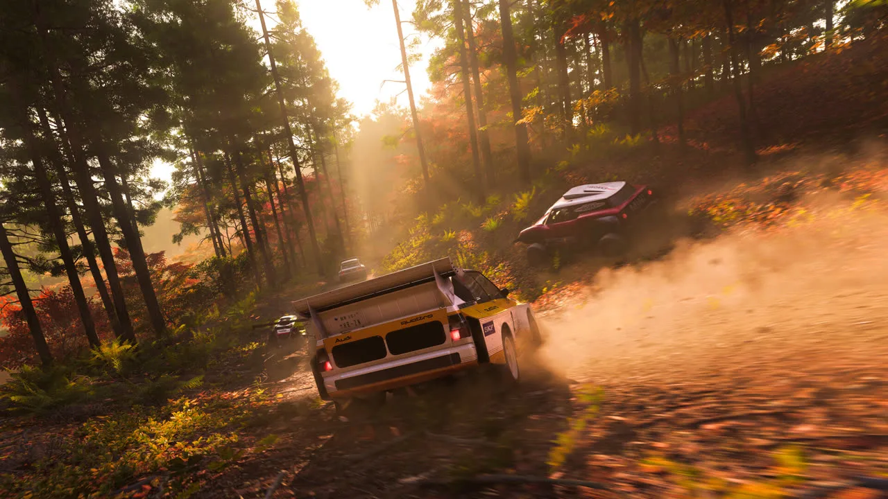 Audi Quattro raliautó porfelhőt verve driftel egy őszi erdei földúton