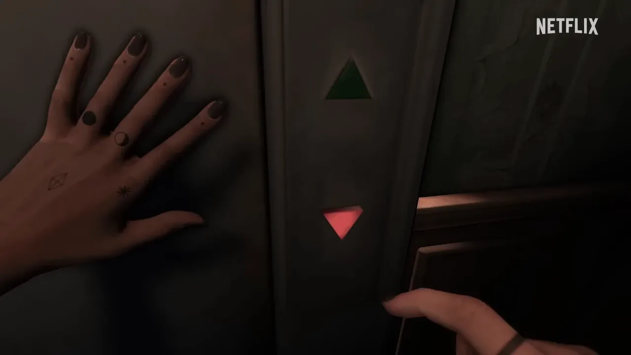 Ava keze a lift hívógombjai felé nyúl az Unhinged sötét folyosóján
