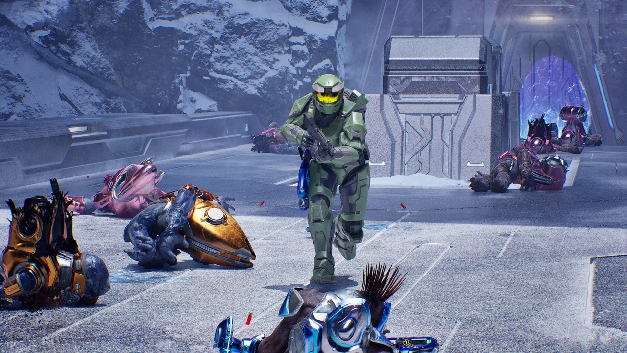 Master Chief havas Covenant-bázison halad át elesett ellenfelek között a Halo: Campaign Evolvedben