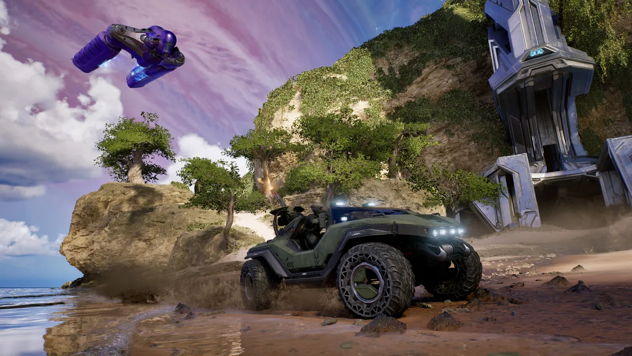Warthog robog a parton, miközben egy Banshee húz el fölötte a Halo: Campaign Evolvedben