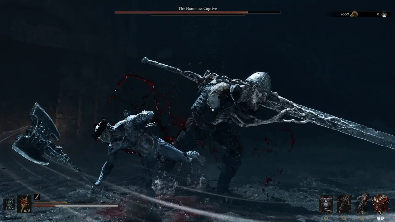 A Nameless Captive nevű ellenfél lecsap a Harbingerre a Mortal Shell 2-ben