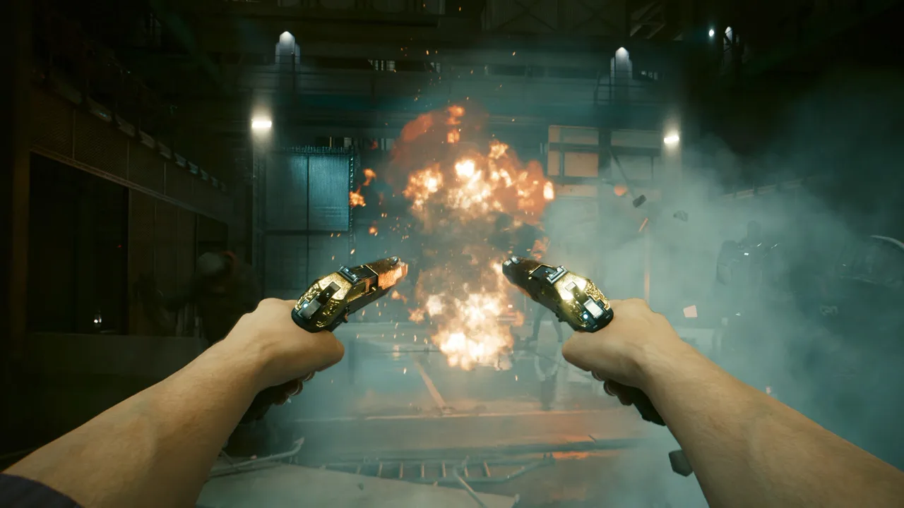Első személyű lövöldözésben két kézben tartott pisztolyok tüzelnek egy robbanó folyosón a Cyberpunk 2077-ben.