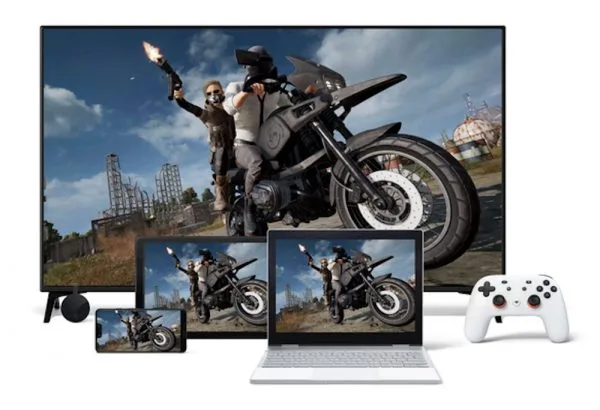 Cyberpunk 2077 jelenete látható több eszközön, köztük tévén, laptopon és telefonon, mellette Xbox kontrollerrel.