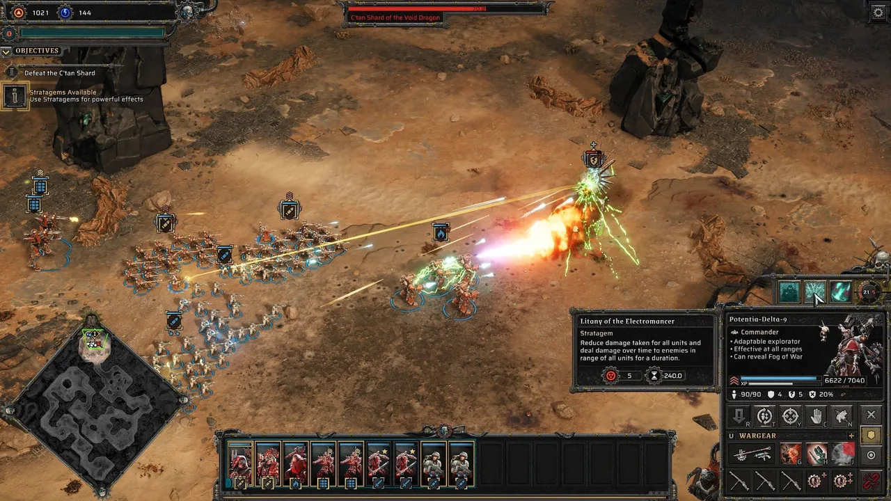 Warhammer 40K stratégiában egységek harcolnak a C'tan Shard of the Void Dragon ellen a sivatagos pályán.