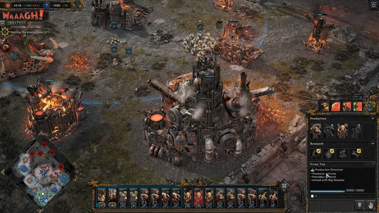 Orkok támadják az ellenséges bázist, miközben a Warhammer 40K Dawn of War 4 kezelőfelülete látszik.