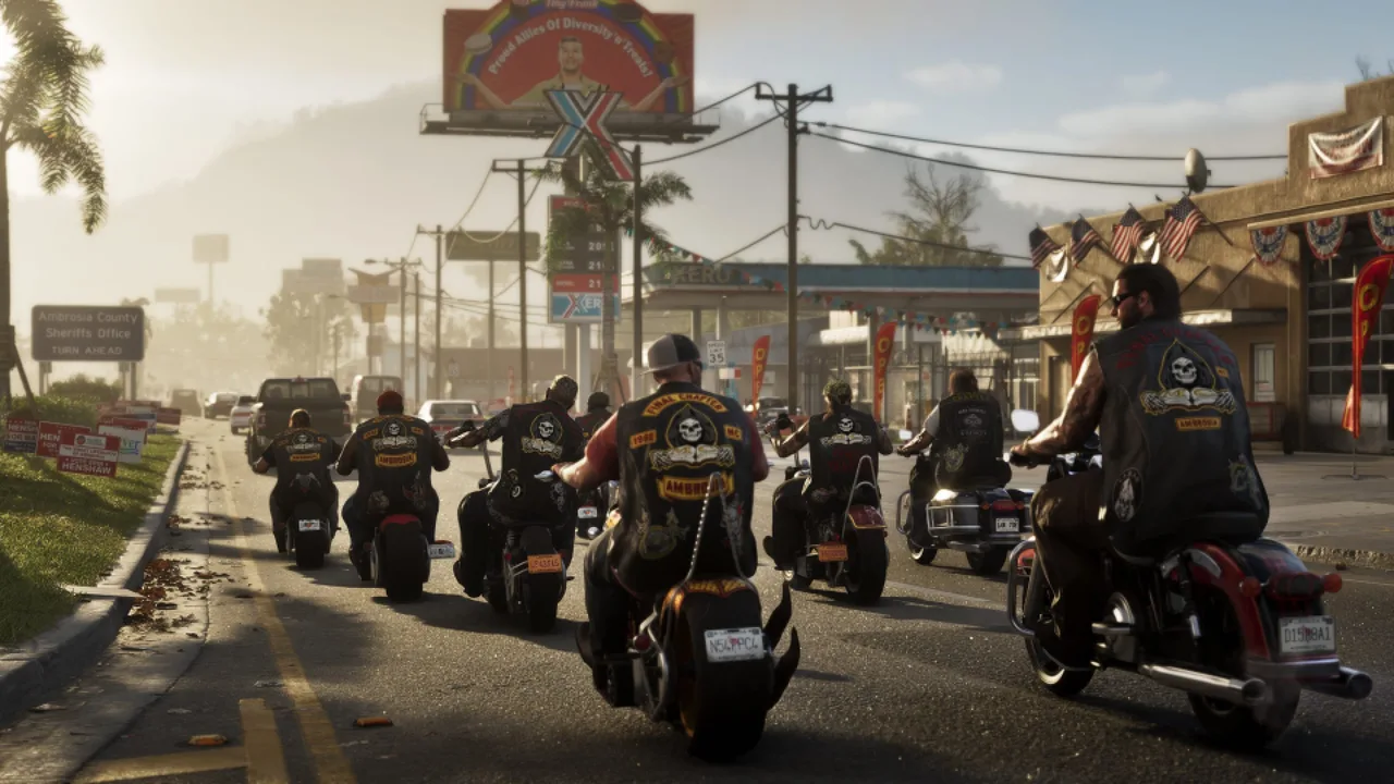 GTA 6 képernyőkép: koponyás bőrmellényes motoros banda halad egy napfényes Ambrosia megyei úton, amerikai zászlók, választási táblák és egy óriásplakát mellett