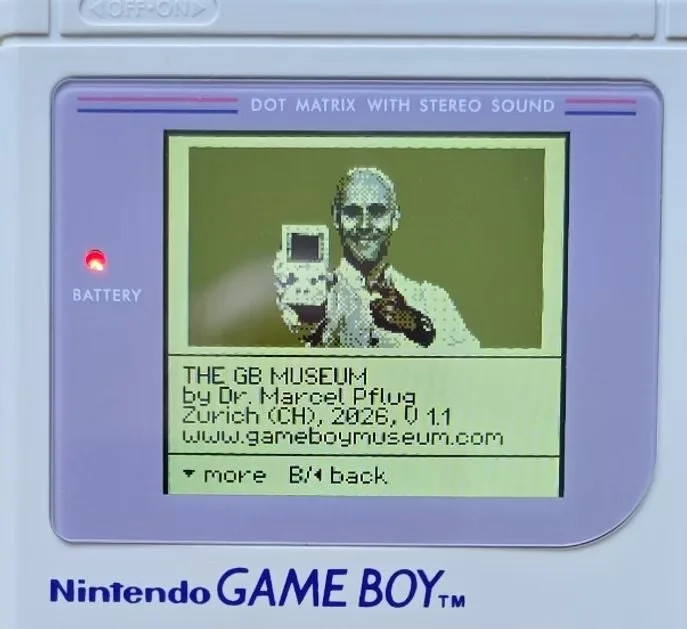 A Game Boy kijelzőjén egy portré és a THE GB MUSEUM felirat látszik.