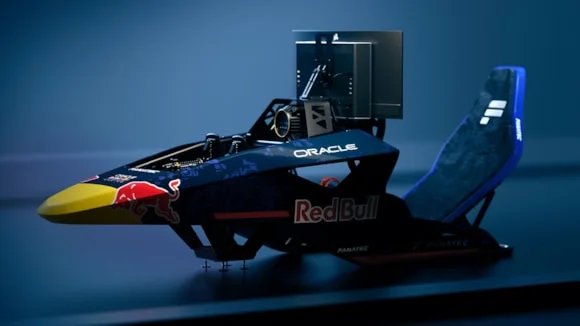 Red Bull Oracle Formula 1-es szimulátoros ülés és Fanatec hardver kék háttér előtt.