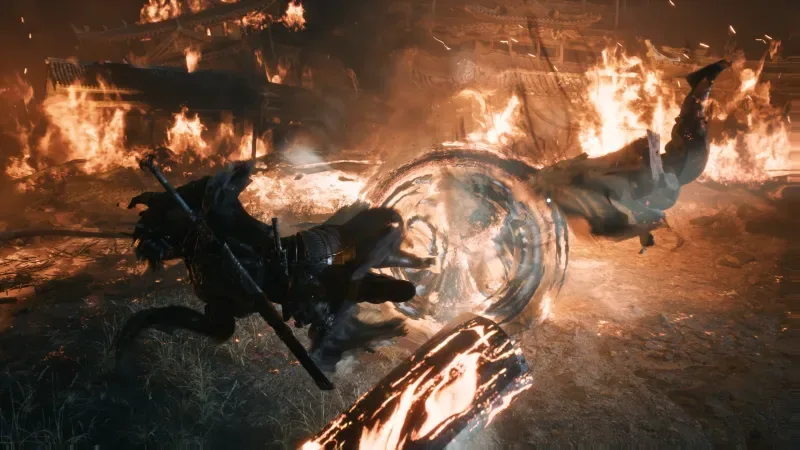 Phantom Blade Zero csatajelenetben egy harcos egy lángoló udvaron csap össze egy ellenféllel.